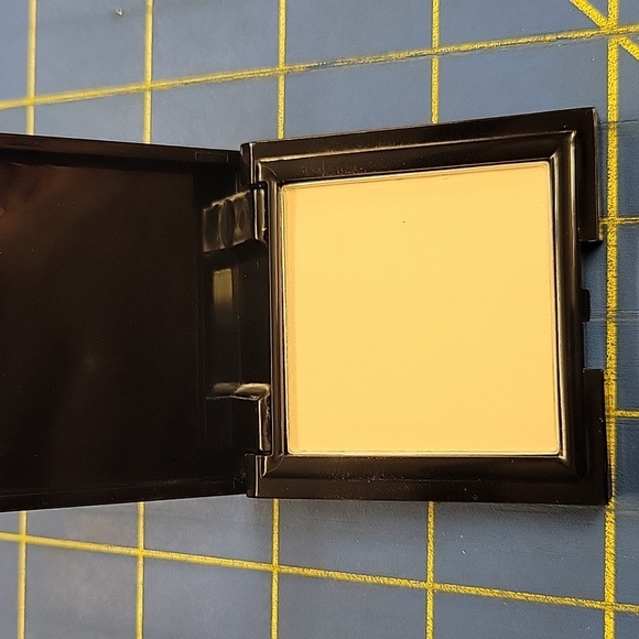 Reina Rebelde On Your Face Finishing Powder Perla 0.98 oz - Picture 3 of 3